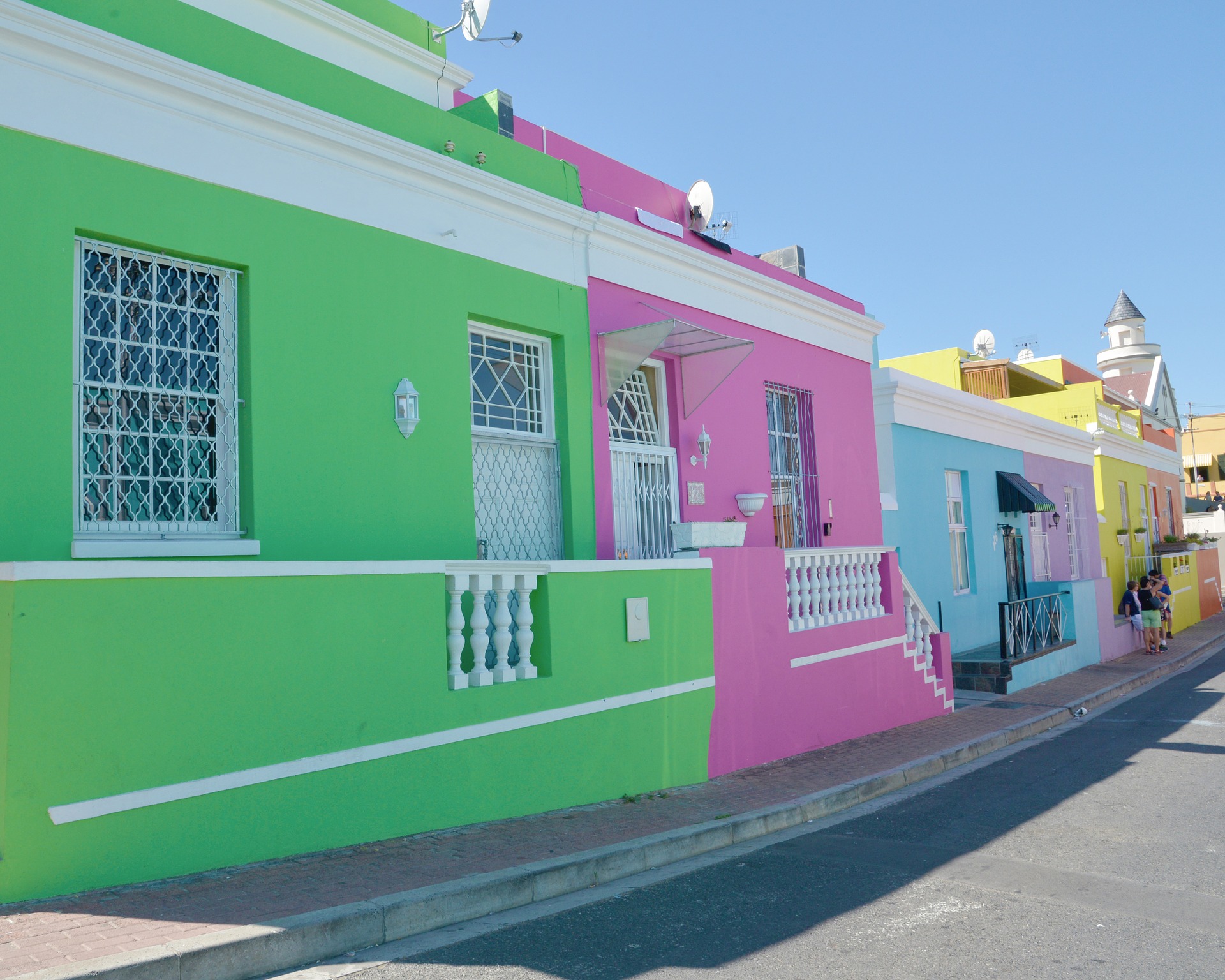 cape-town-ses maisons aux couleurs vives et son étroite rue pavée